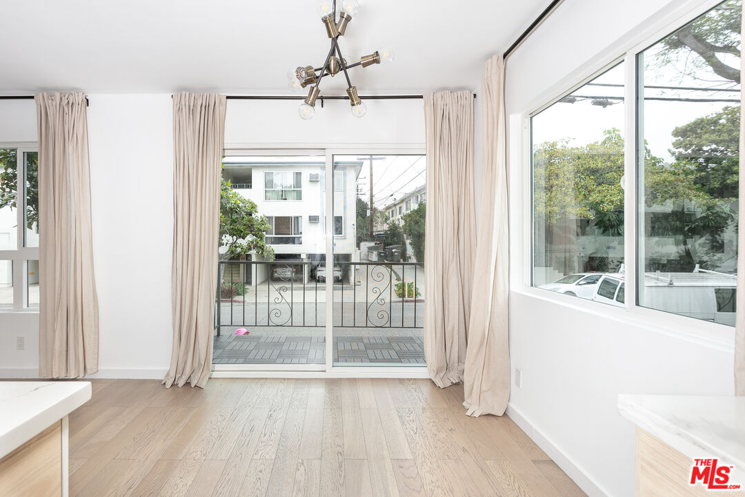 560 N KINGS RD Unit: 4