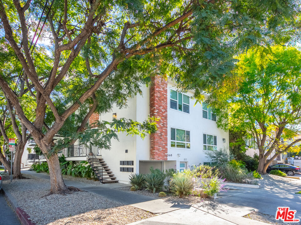 560 N KINGS RD Unit: 4