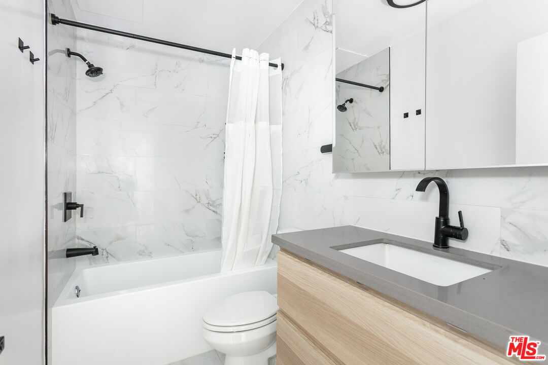 560 N KINGS RD Unit: 4