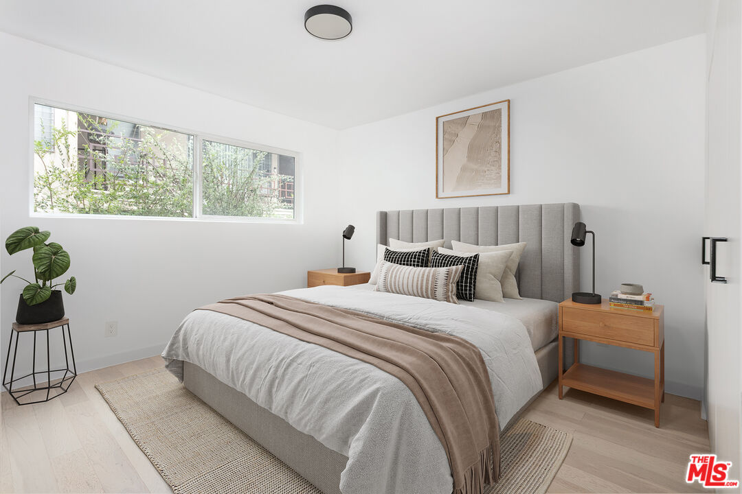 560 N KINGS RD Unit: 4