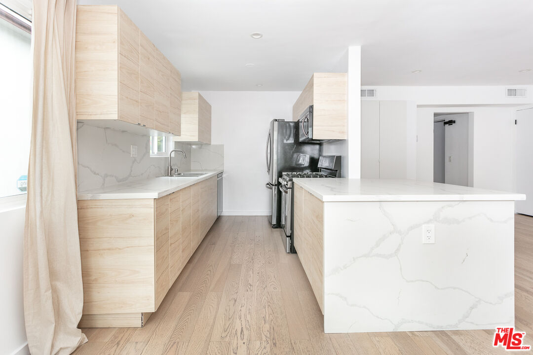 560 N KINGS RD Unit: 4