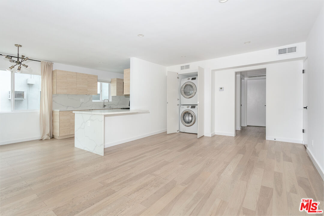 560 N KINGS RD Unit: 4