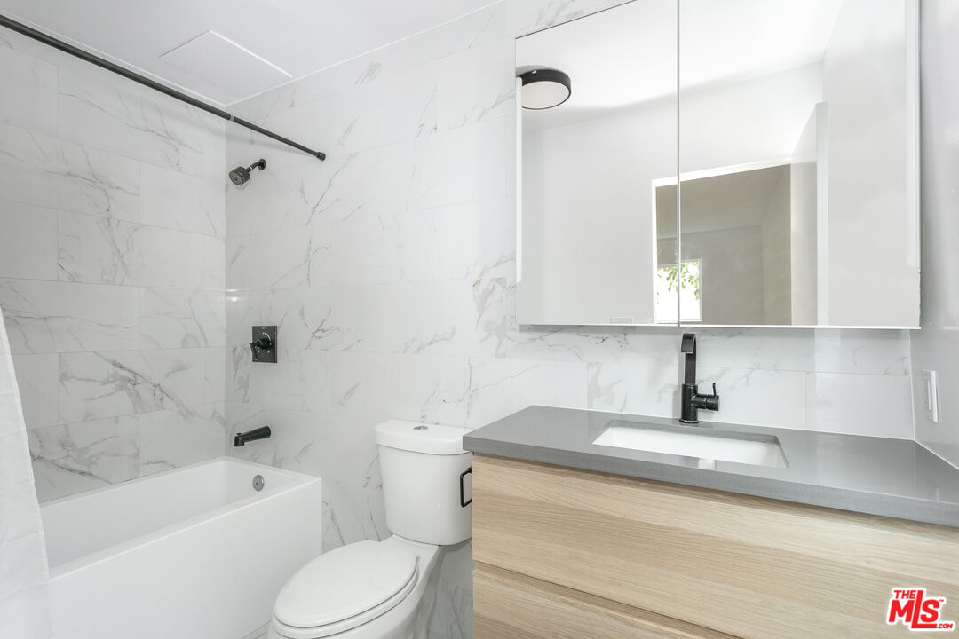 560 N KINGS RD Unit: 4