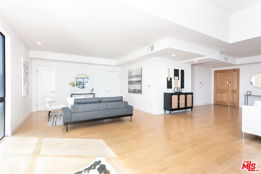 121 S Canon Dr Unit: 402
