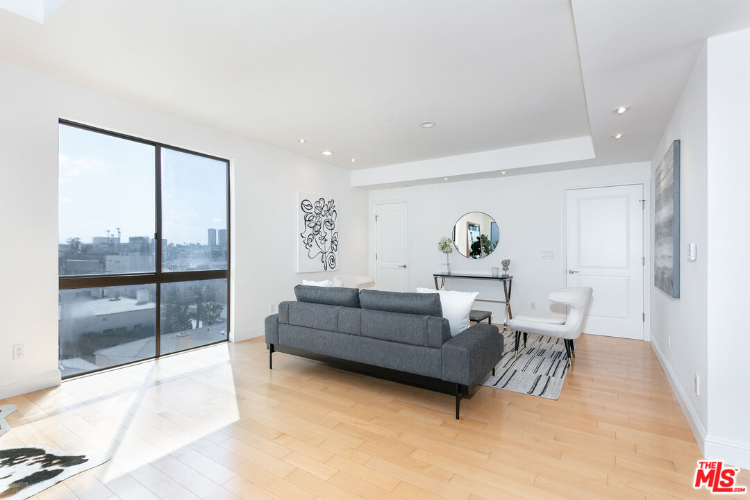 121 S Canon Dr Unit: 402