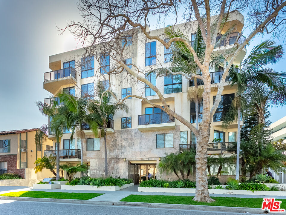 121 S Canon Dr Unit: 402