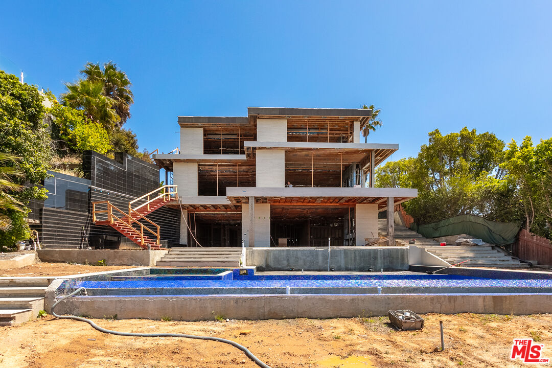 1227 Roberto Ln