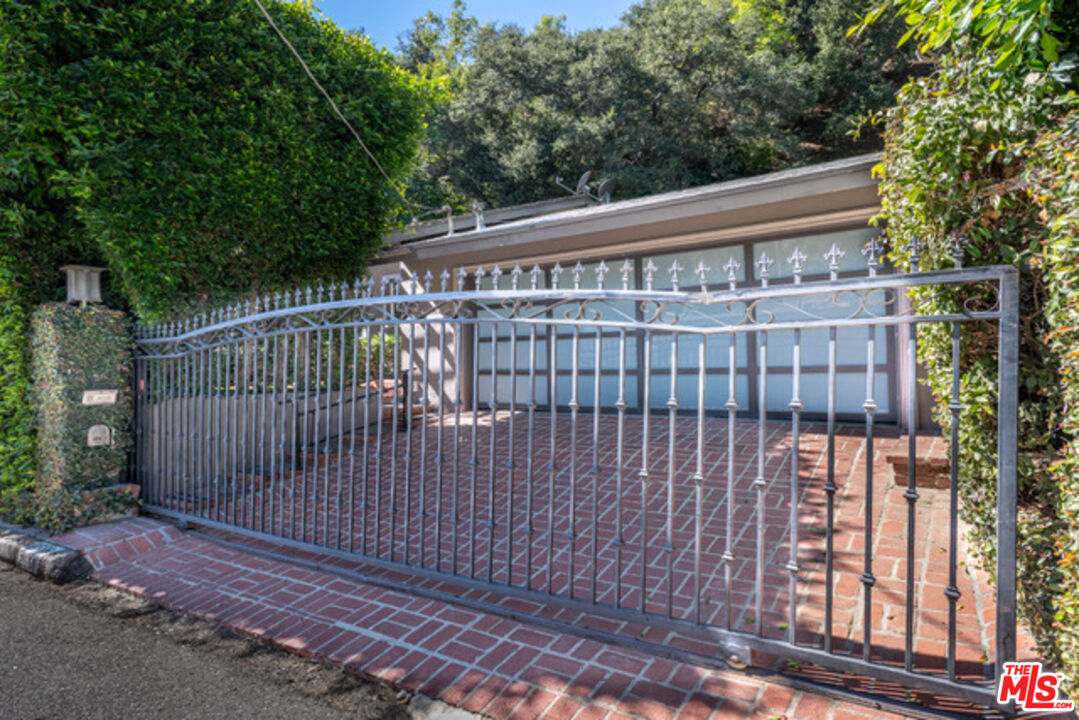 2559 Hutton Dr