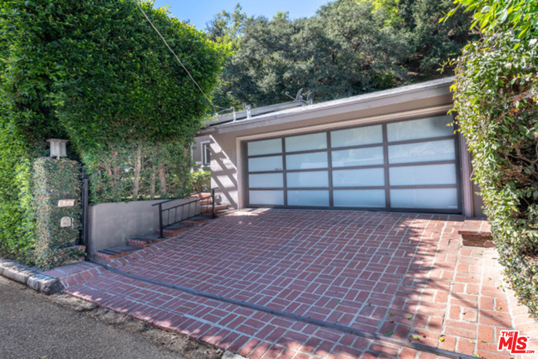 2559 Hutton Dr