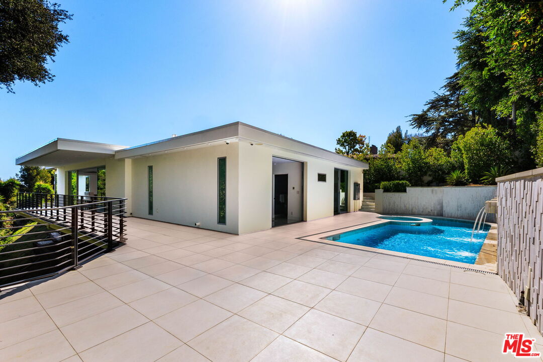 1124 Summit Dr