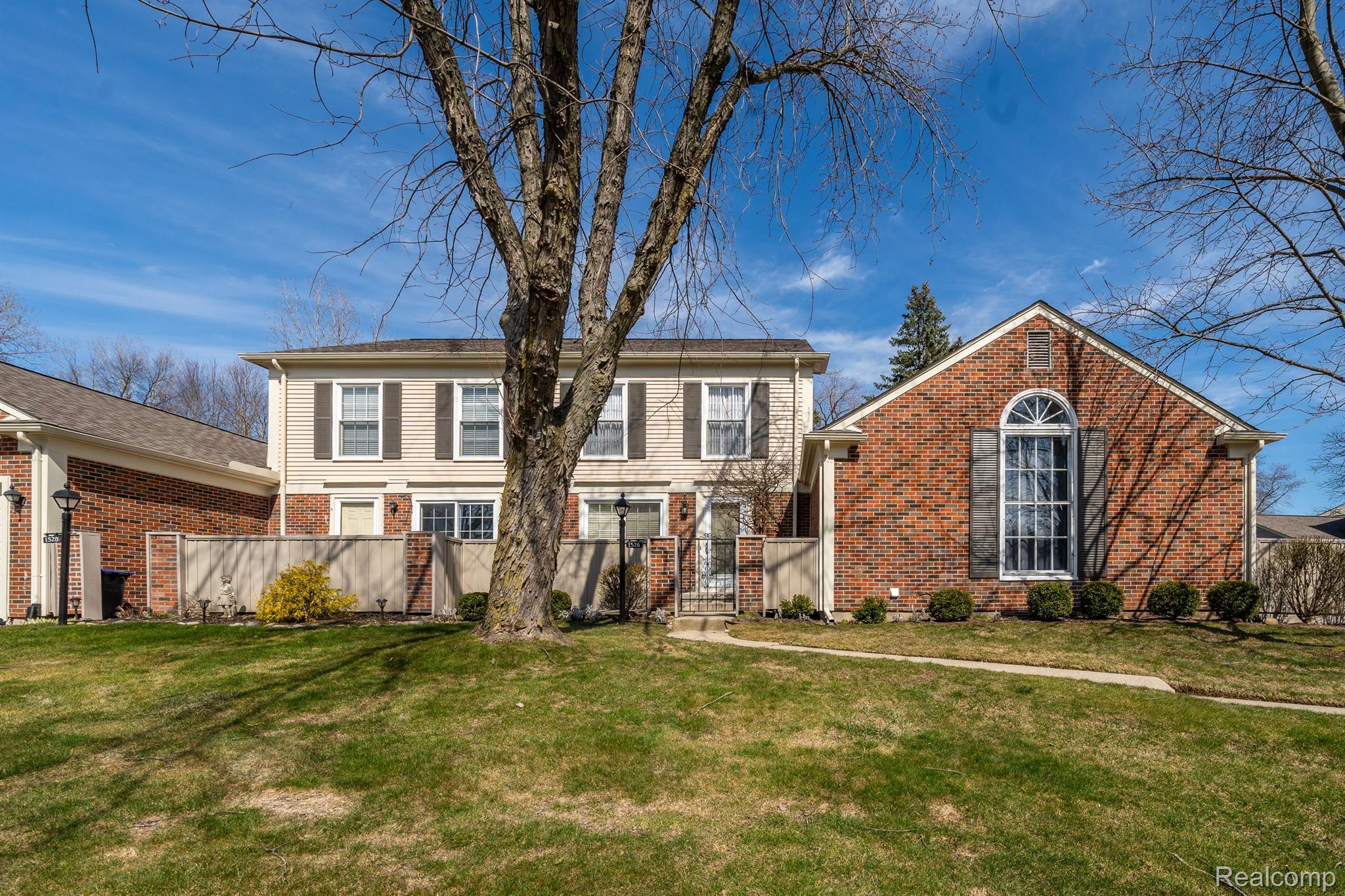 1526 HIDDEN VALLEY Lane