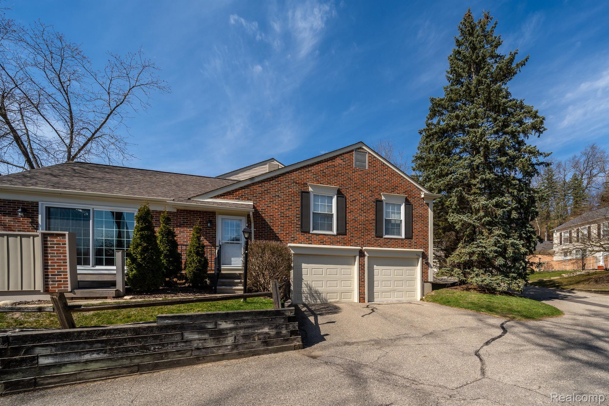 1526 HIDDEN VALLEY Lane