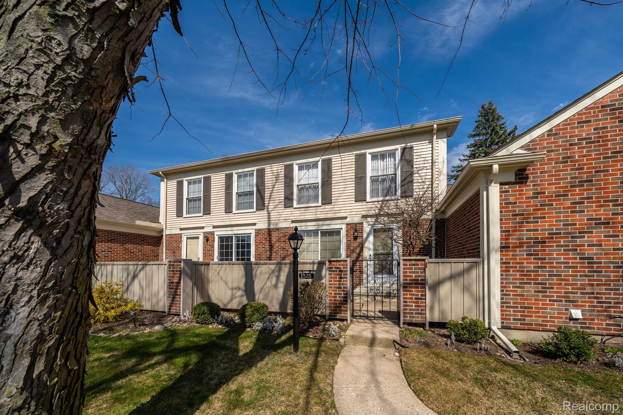 1526 HIDDEN VALLEY Lane