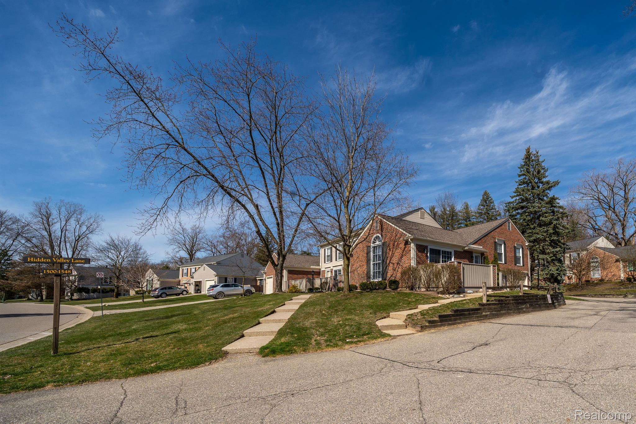 1526 HIDDEN VALLEY Lane