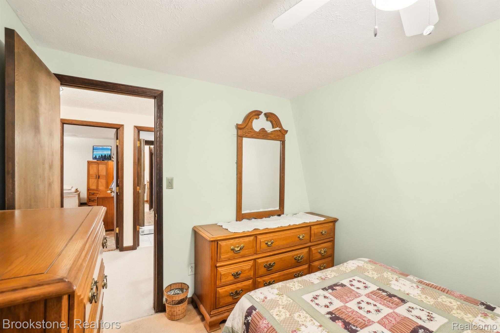 1301 GLEN OAKS Road