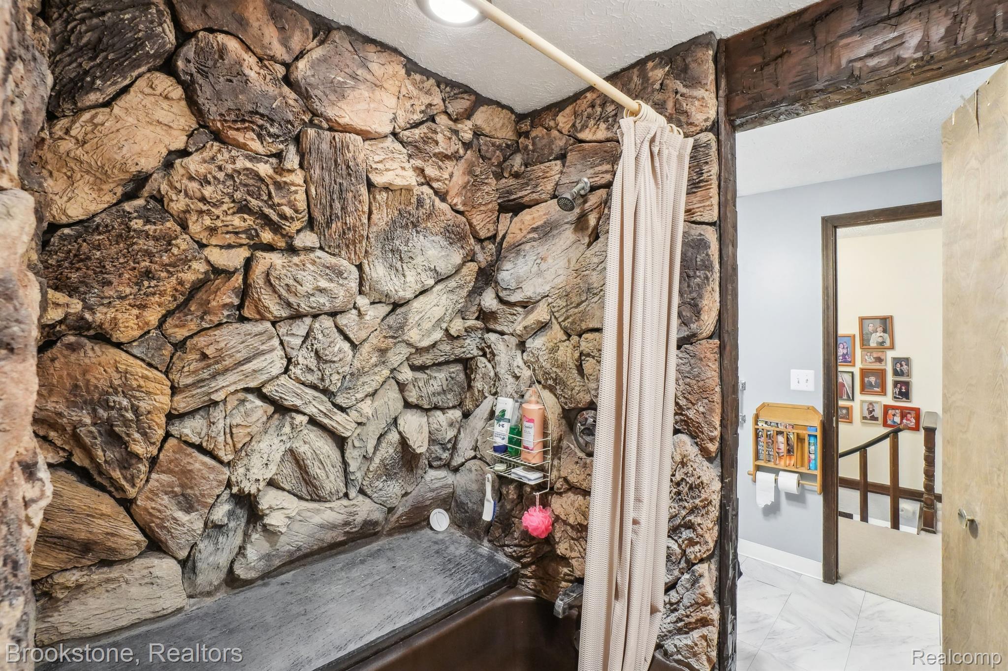 1301 GLEN OAKS Road