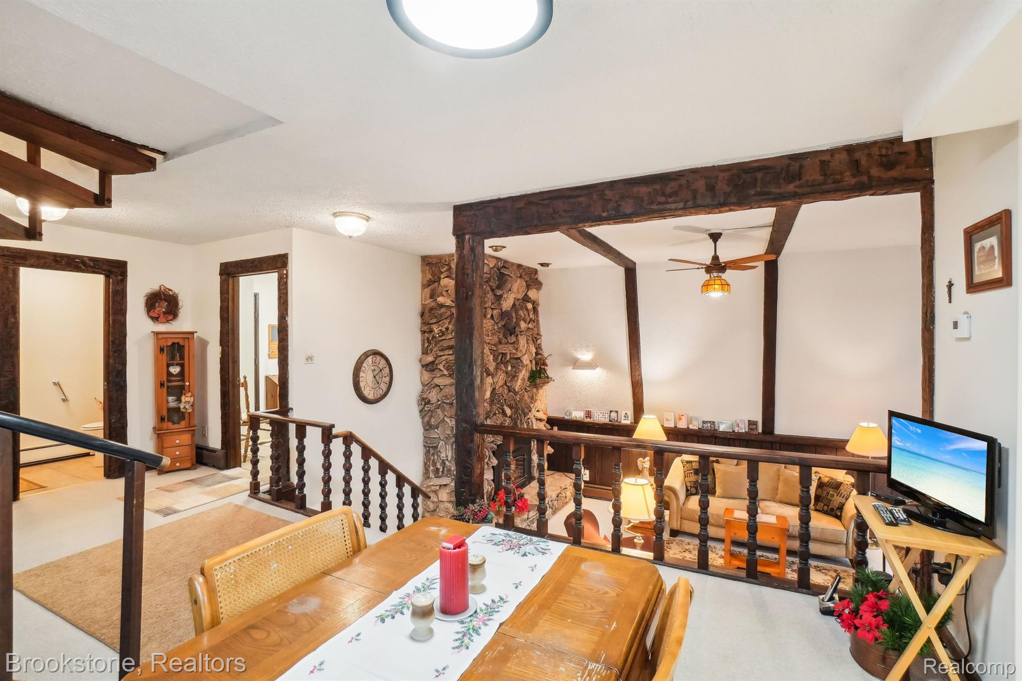 1301 GLEN OAKS Road