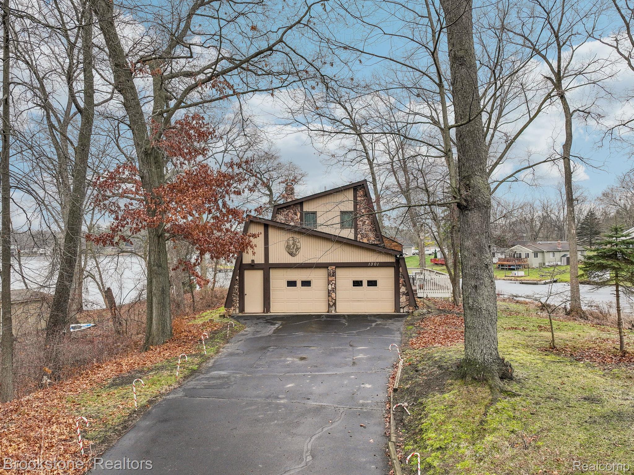 1301 GLEN OAKS Road