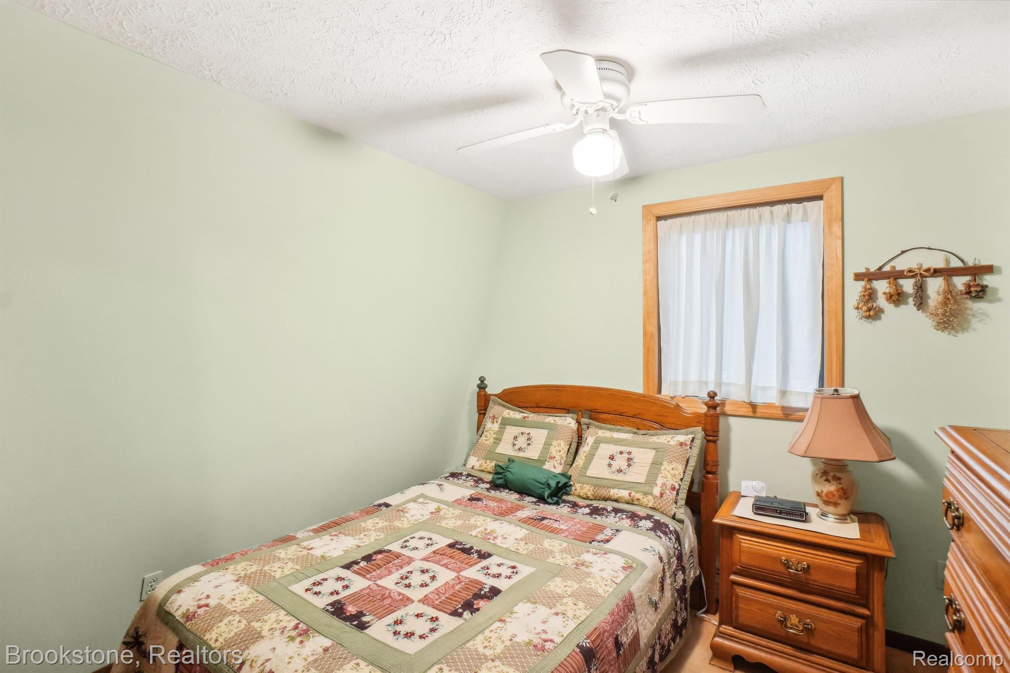 1301 GLEN OAKS Road