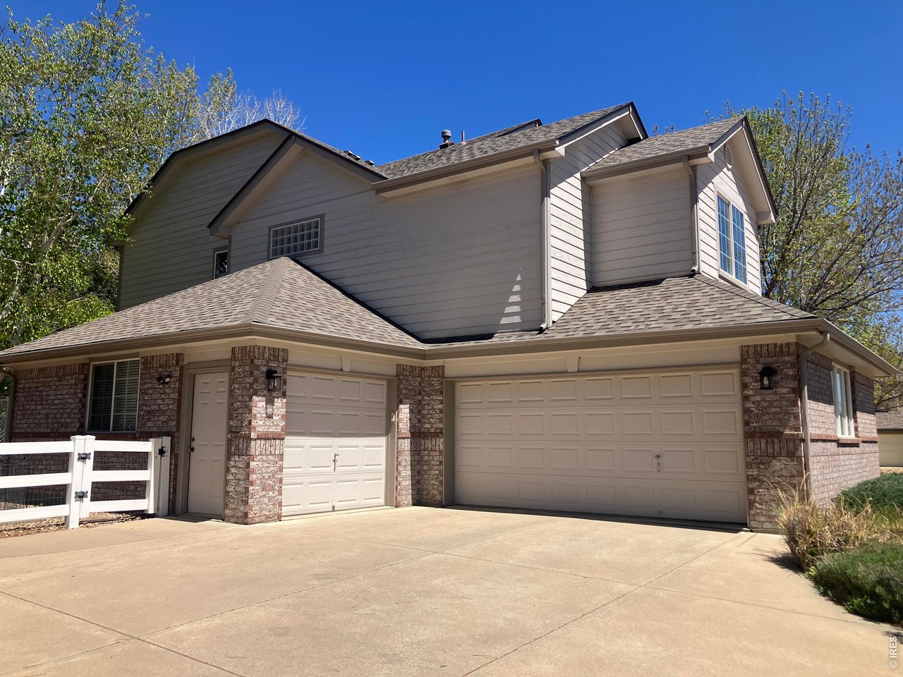 1044 Willow Creek Cir