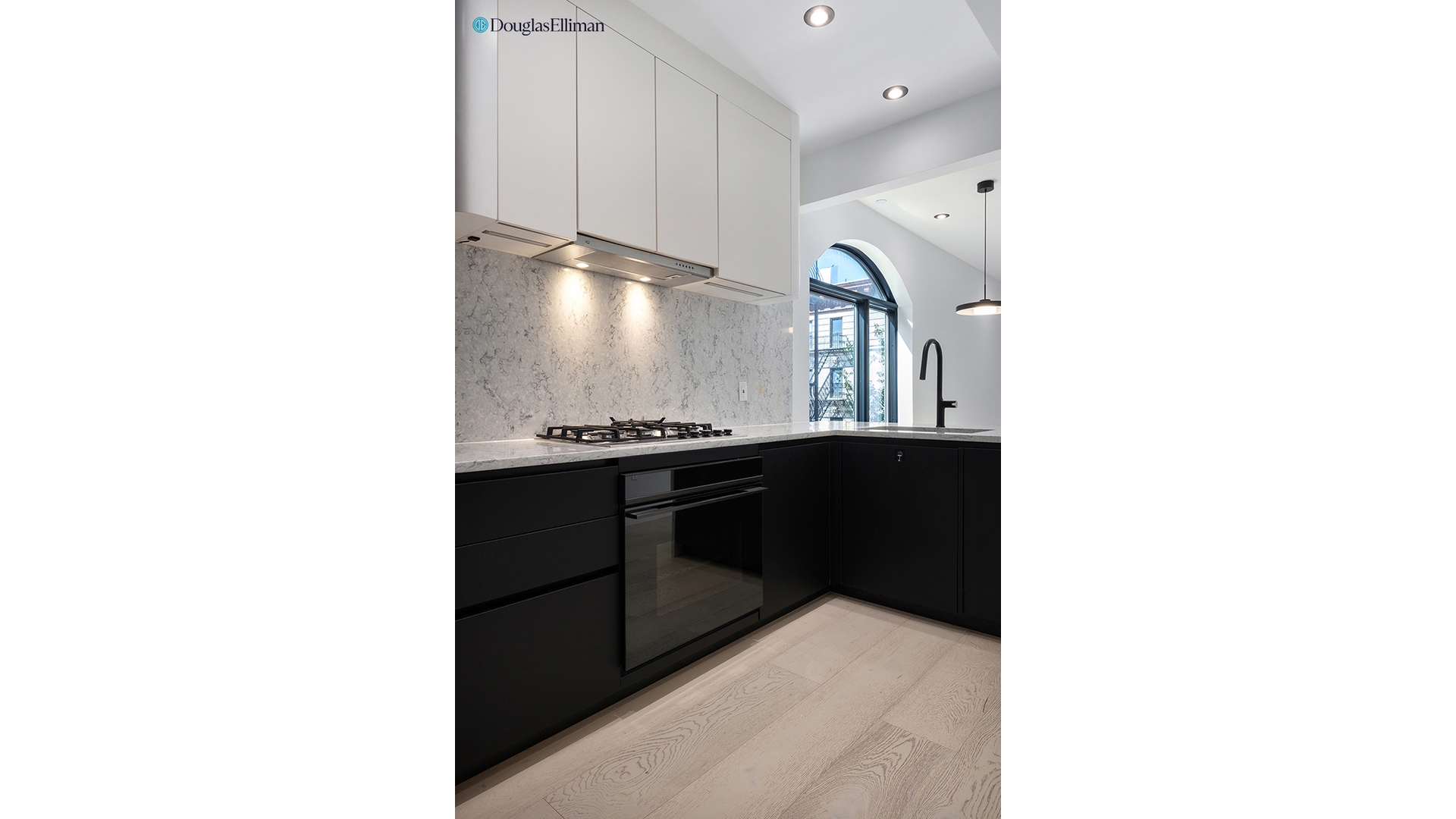 8 WINDSOR Place 3