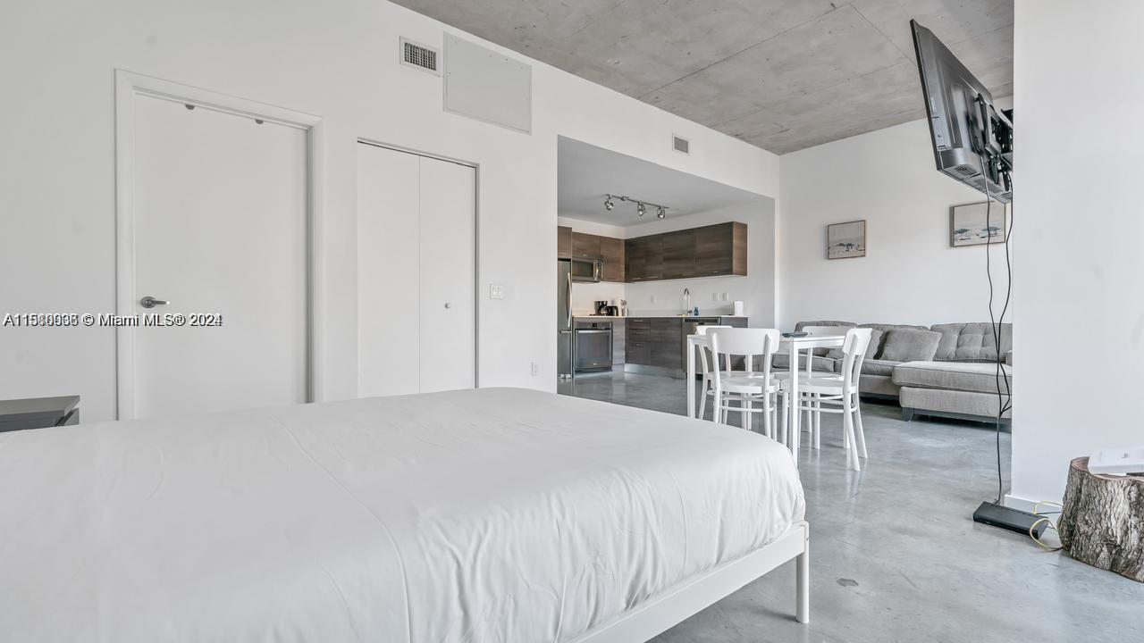 151 SE 1st St # 1403