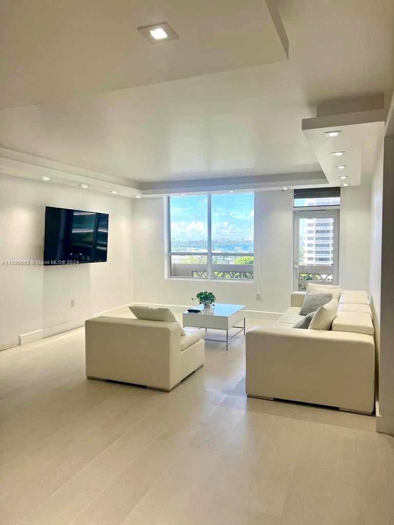 10185 Collins Ave # 902