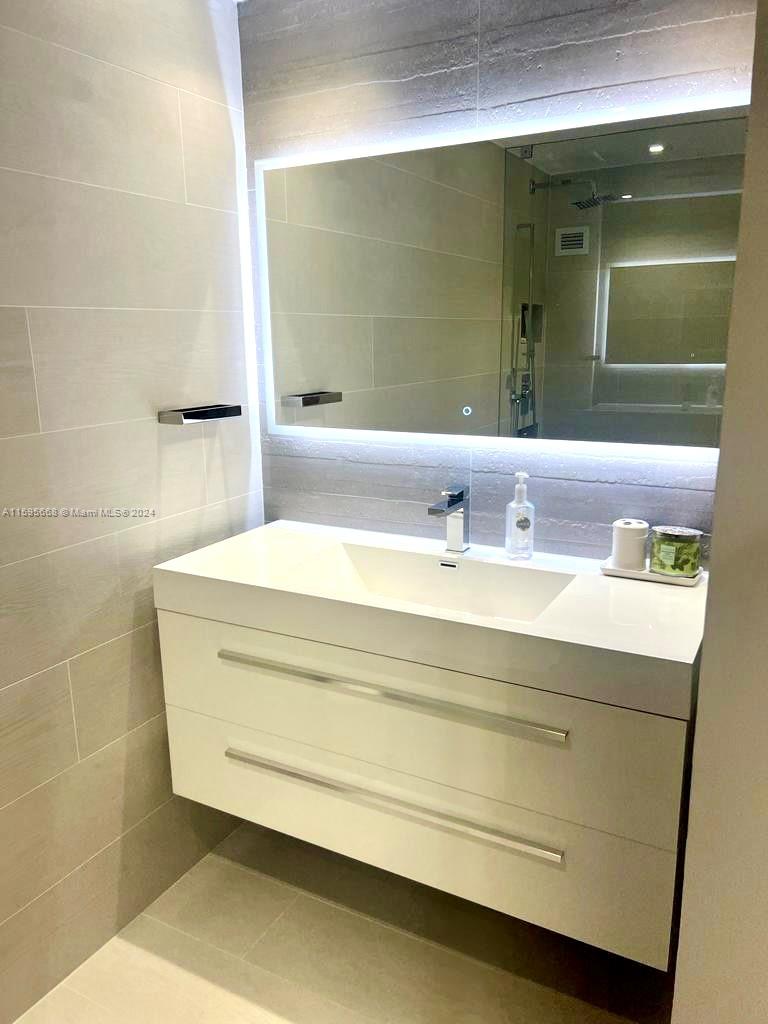 10185 Collins Ave # 902