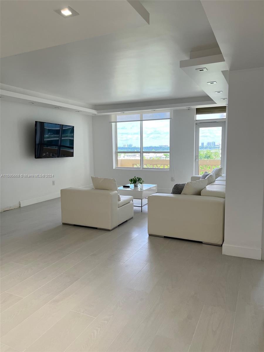 10185 Collins Ave # 902