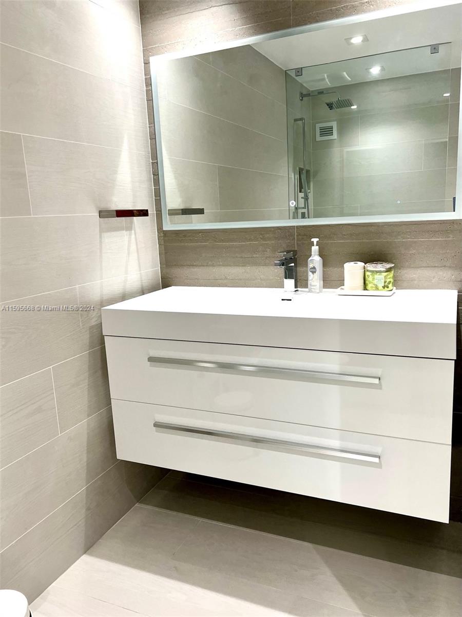 10185 Collins Ave # 902