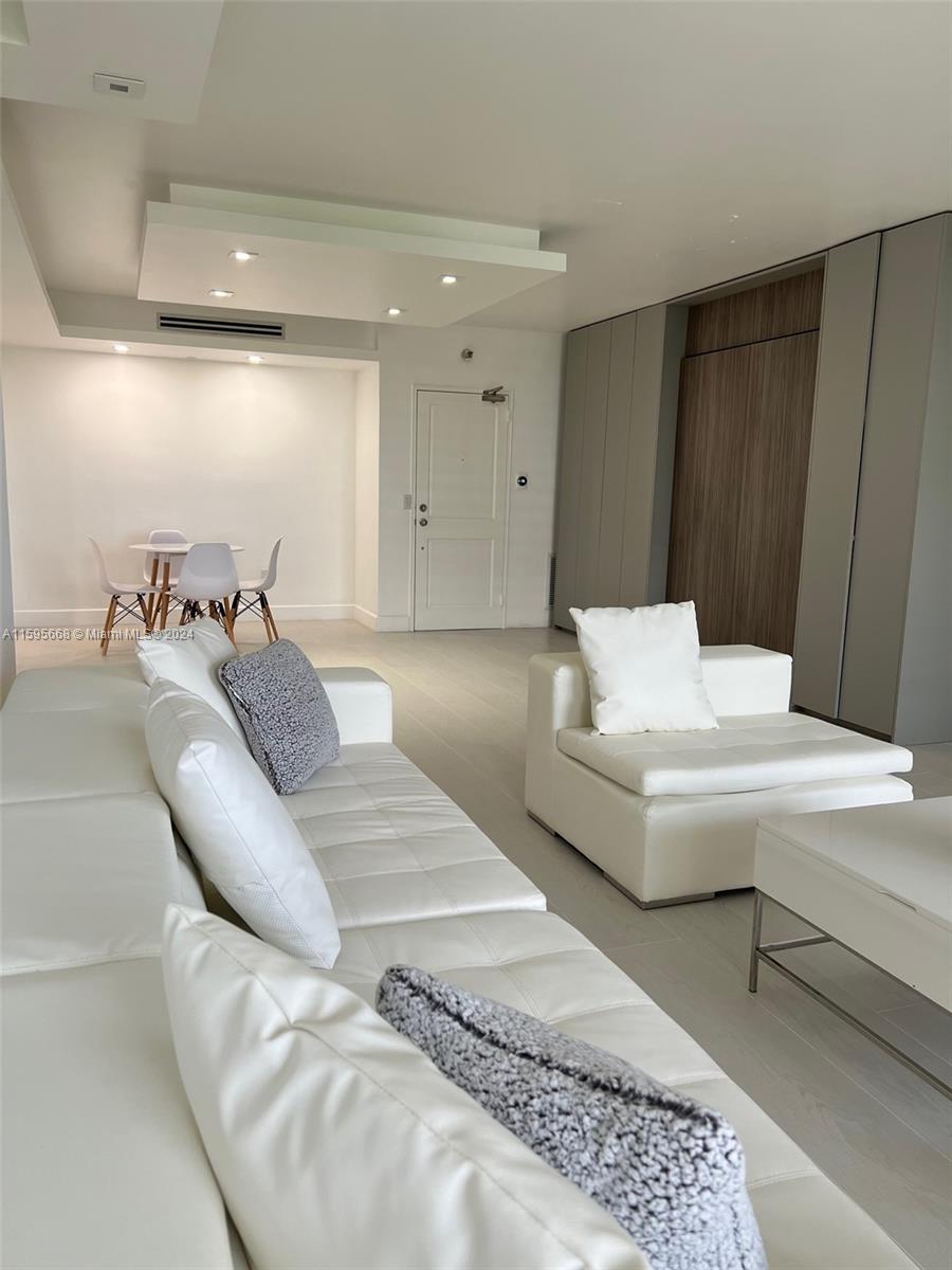 10185 Collins Ave # 902