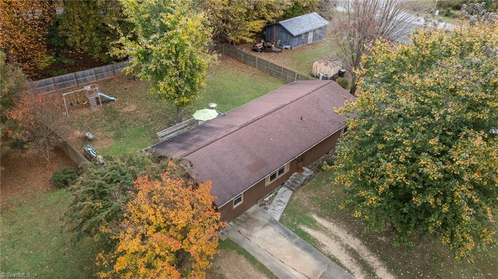 102 Lakeview Drive E