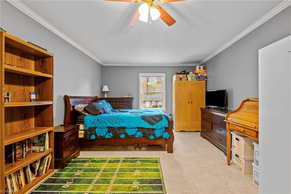 102 Lakeview Drive E