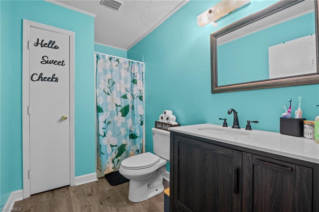 102 Lakeview Drive E