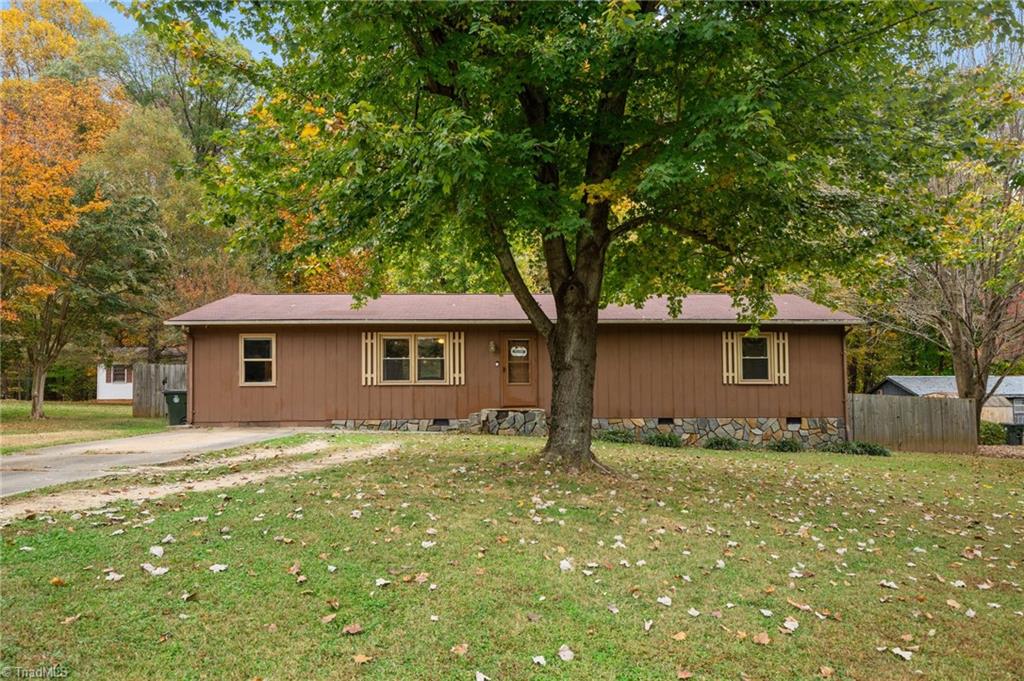 102 Lakeview Drive E