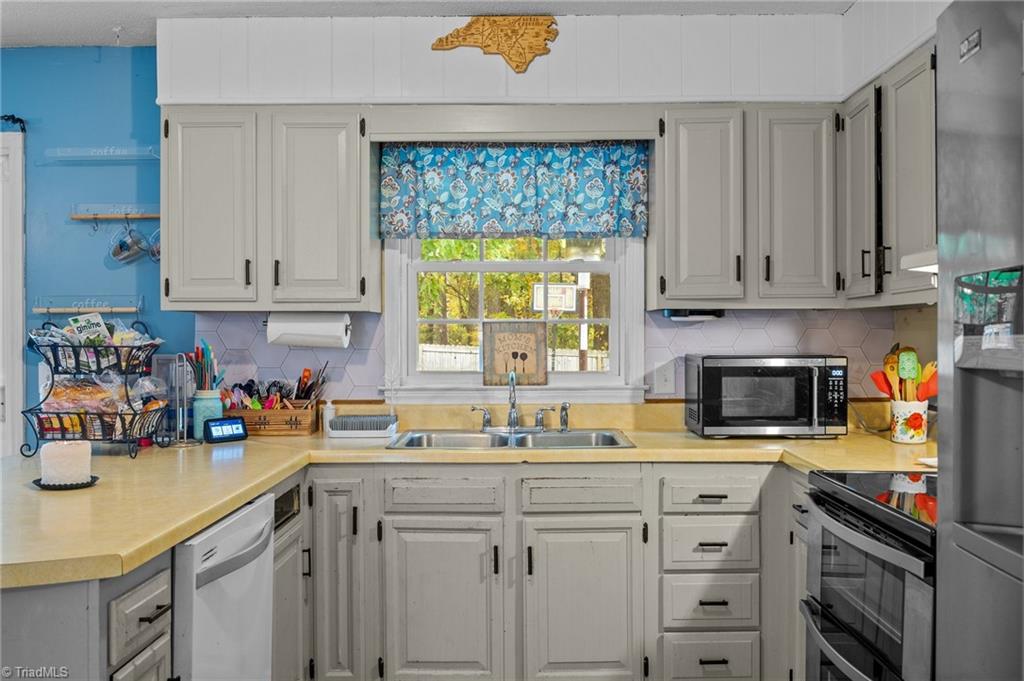 102 Lakeview Drive E