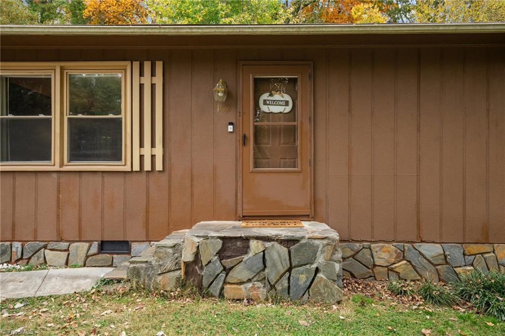 102 Lakeview Drive E