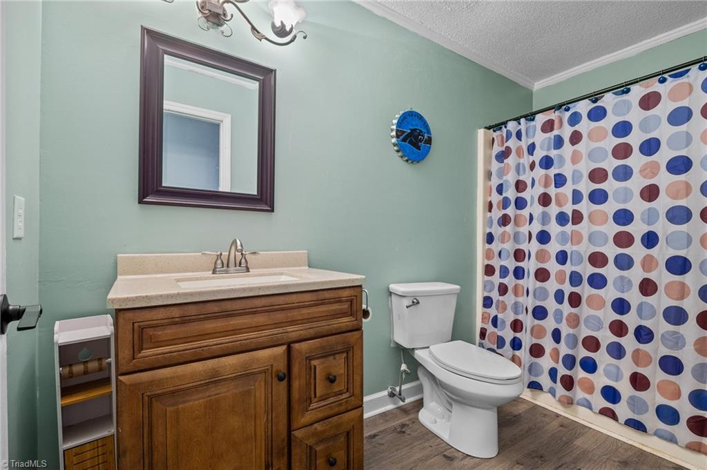 102 Lakeview Drive E