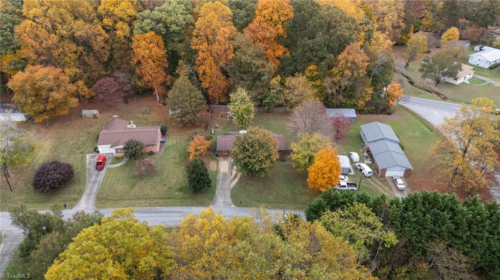 102 Lakeview Drive E