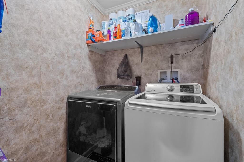 102 Lakeview Drive E