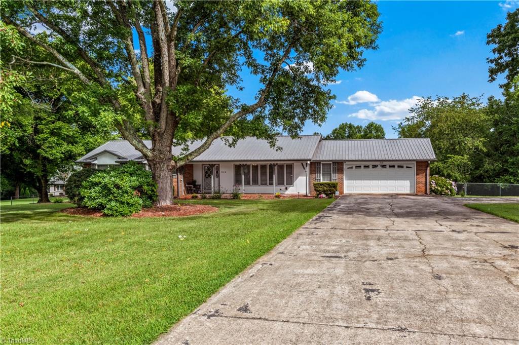 826 Meadowbrook Drive