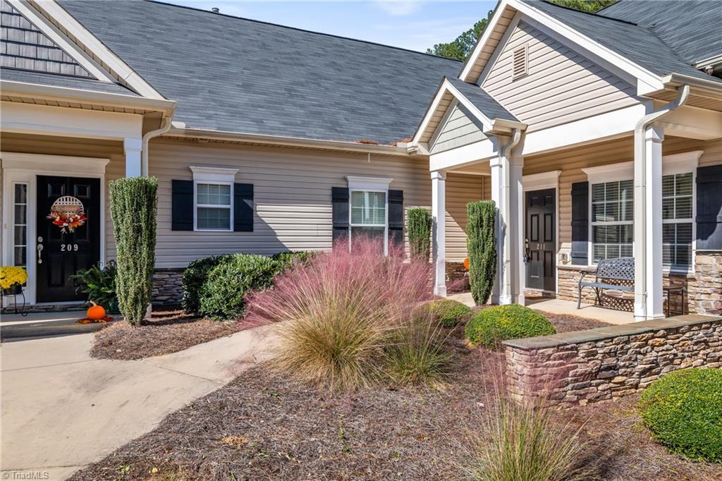 211 Hawks Nest Circle