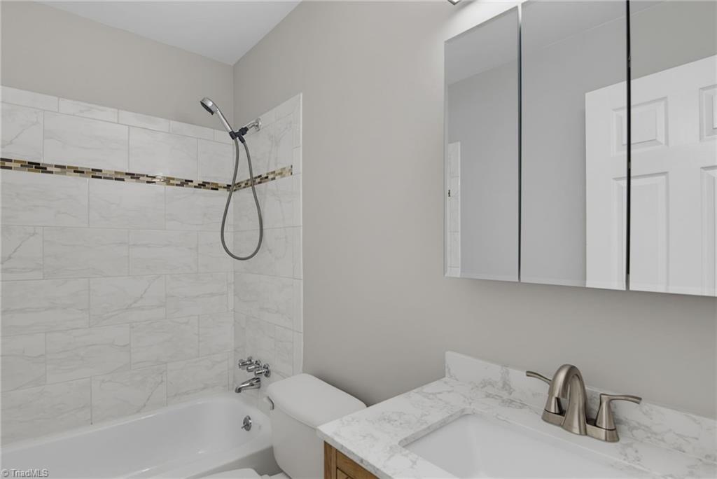 905 Camden Court, Winston-Salem