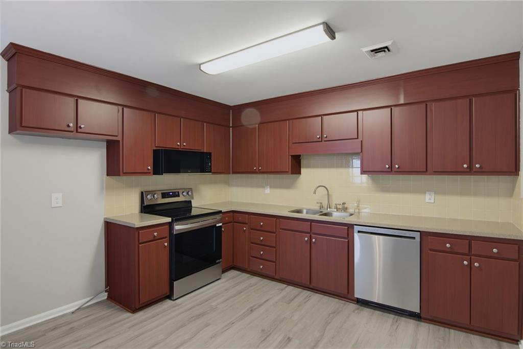 905 Camden Court, Winston-Salem