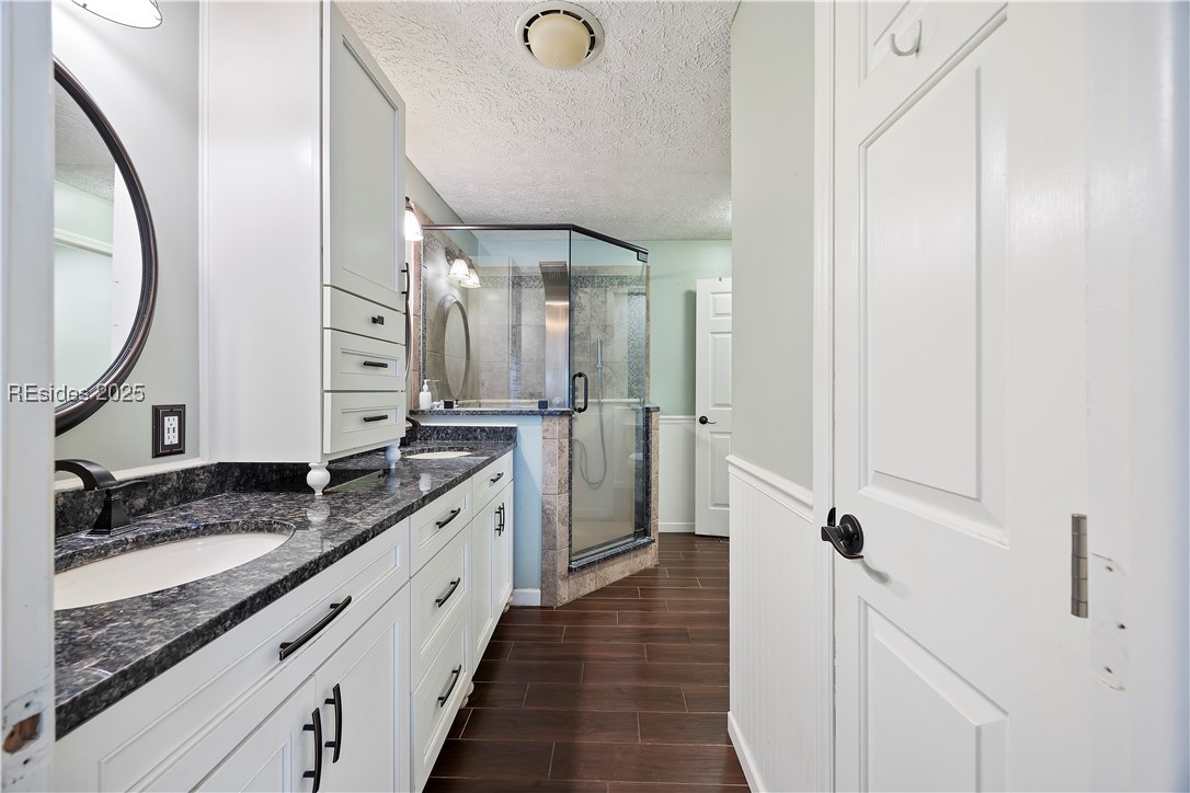 18 Lake View Court