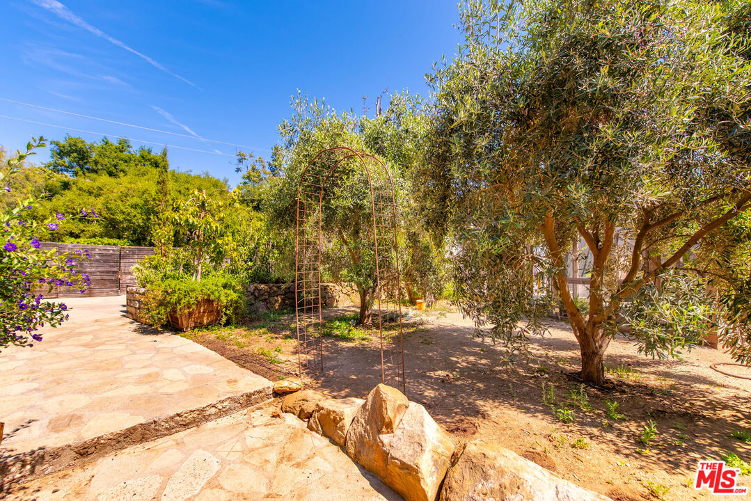 20812 Hillside Dr