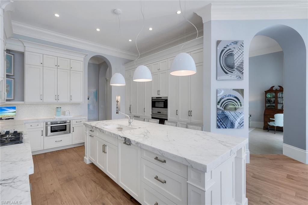 2048 Isla Vista LN E