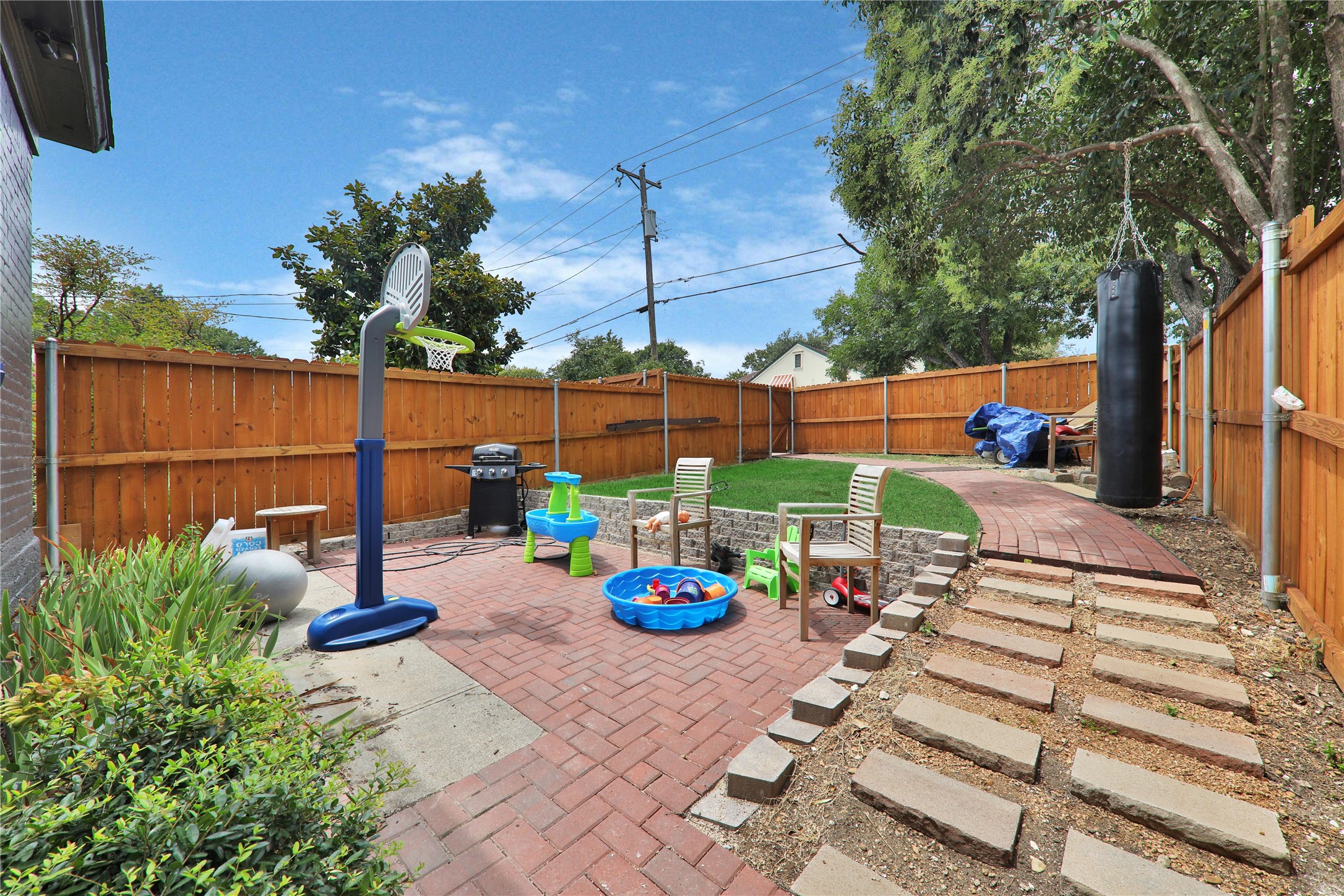 417 N Montreal Avenue