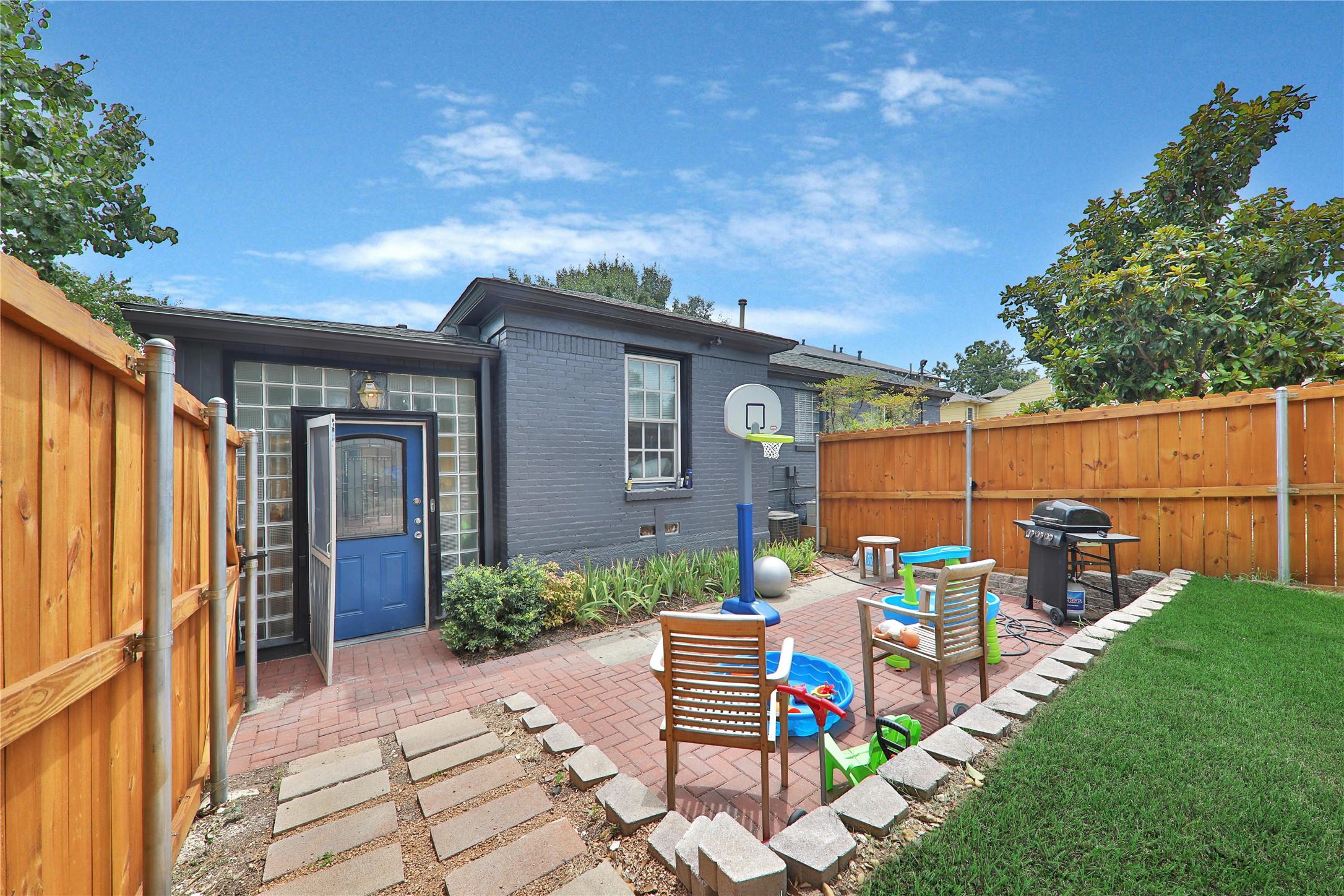 417 N Montreal Avenue