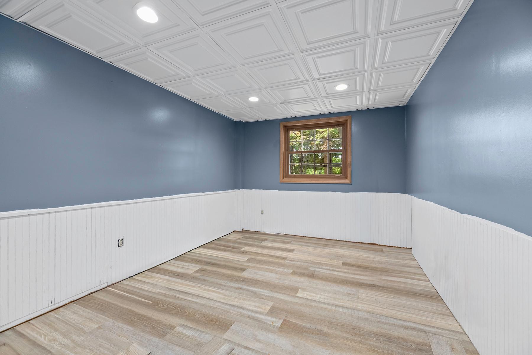 1542 MARSHA LN